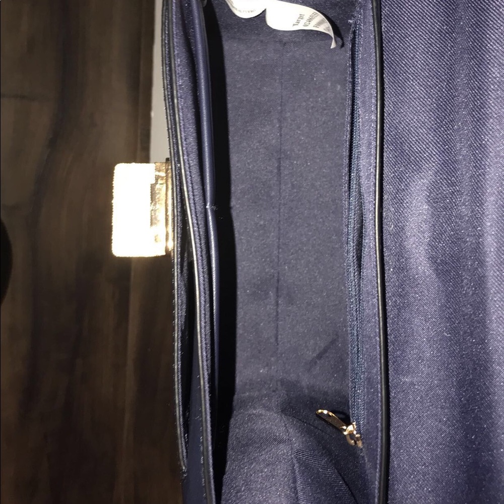 CROSS/HAND BAG. - Picture 2 of 8